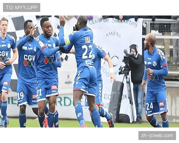 现场：斯特拉斯堡球迷用口号干扰对方关键任意球主罚者